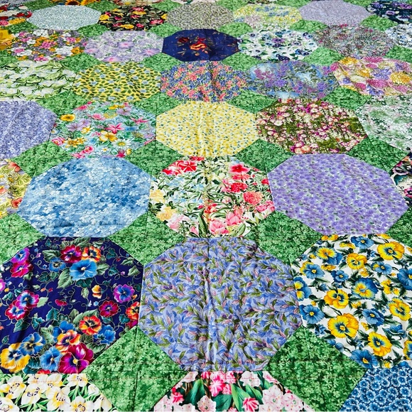 New 60”x68” Hexagon quilt ,Shining patchwork. - Picture 4 of 7